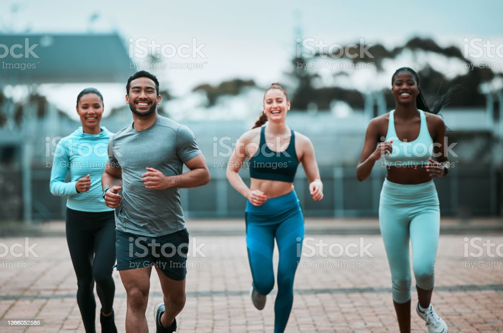 Un grupo de personas corriendo.