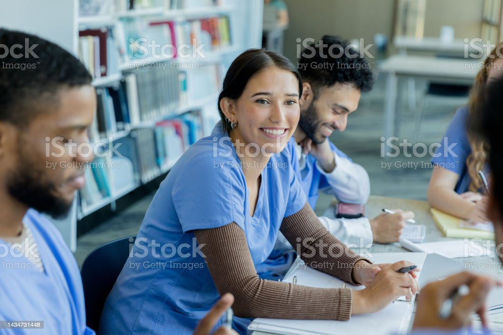 Un grupo de estudiantes de medicina en un salón de clases.