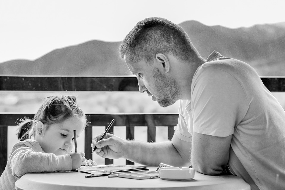 Father and daughter drawing. 