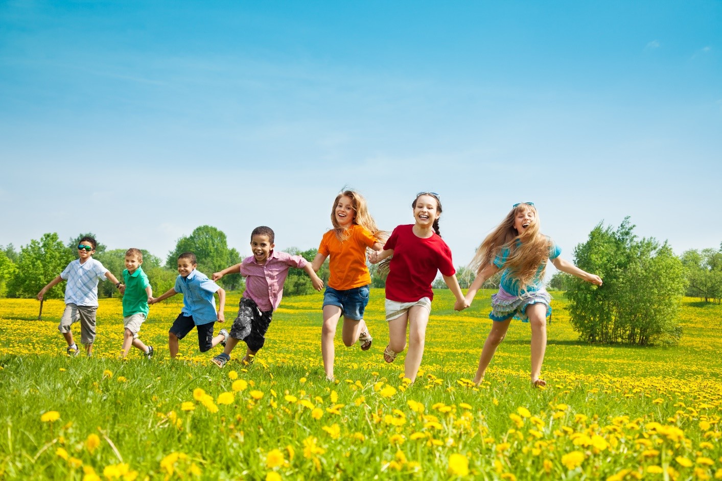 Niños corriendo en un campo.