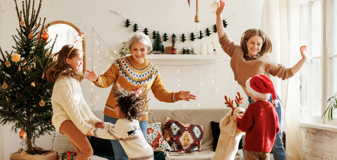 Una familia bailando en el salón durante la Navidad.